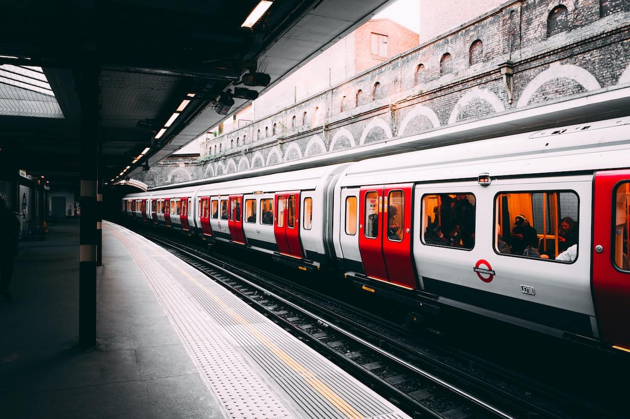 oyster card london Metro train