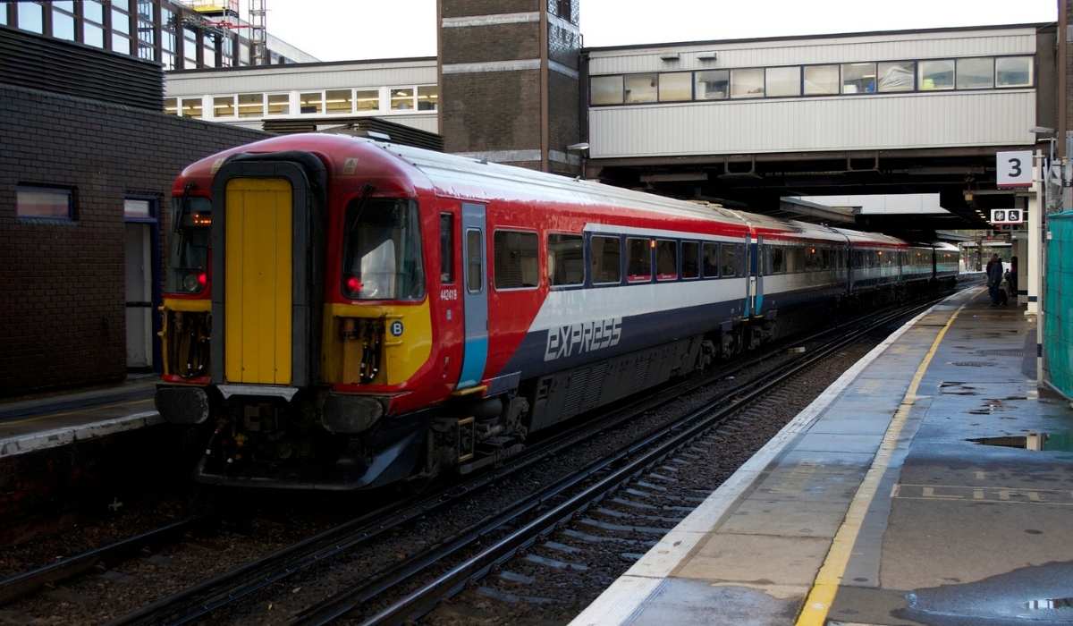 Gatwick airport train to London